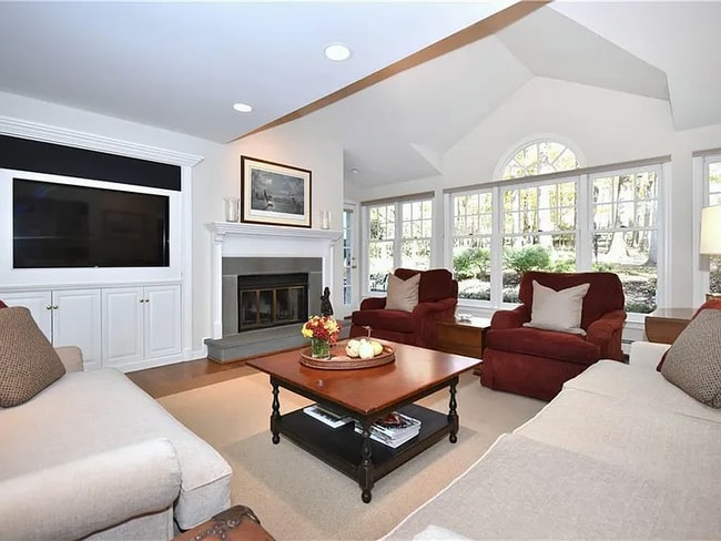 property at 27 Turtle Back Ln E