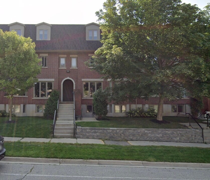 245 Chancellors Way in Guelph, ON - Building Photo