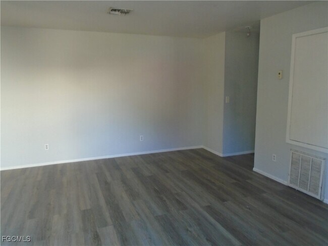 8265 Beacon Blvd in Ft. Myers, FL - Building Photo - Building Photo