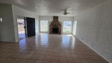 417 W Franklin Way in Dinuba, CA - Building Photo - Building Photo