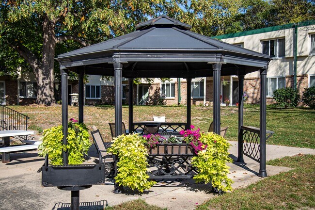 Parkview Apartments in Bloomington, MN - Foto de edificio - Building Photo
