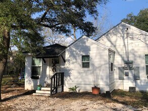 208 E Magnolia St, Unit Suite A plus full studio in Friendswood, TX - Building Photo - Building Photo
