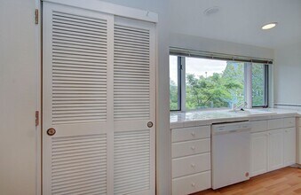 124 N Hayden Bay Dr in Portland, OR - Building Photo - Building Photo