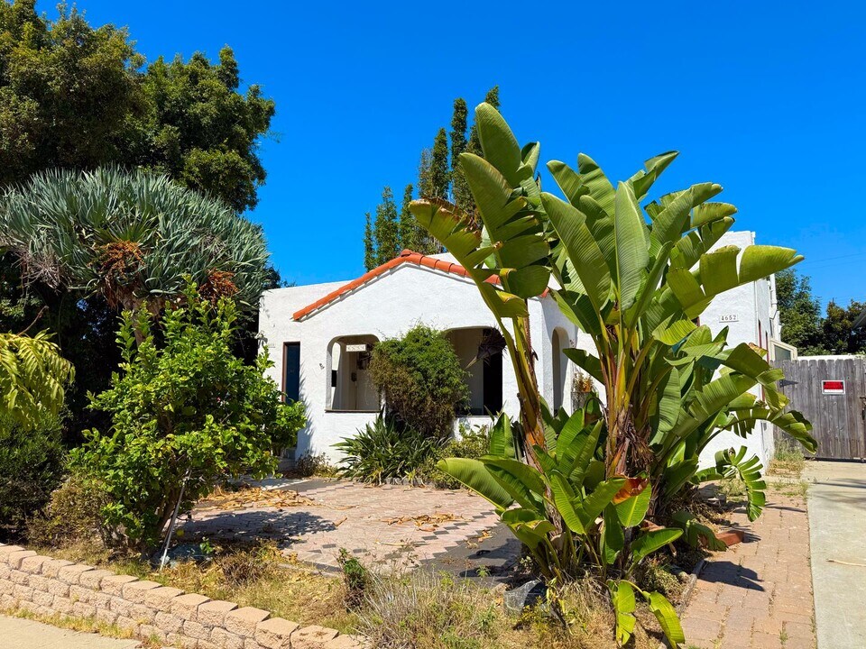 4654 Cape May Ave in San Diego, CA - Foto de edificio