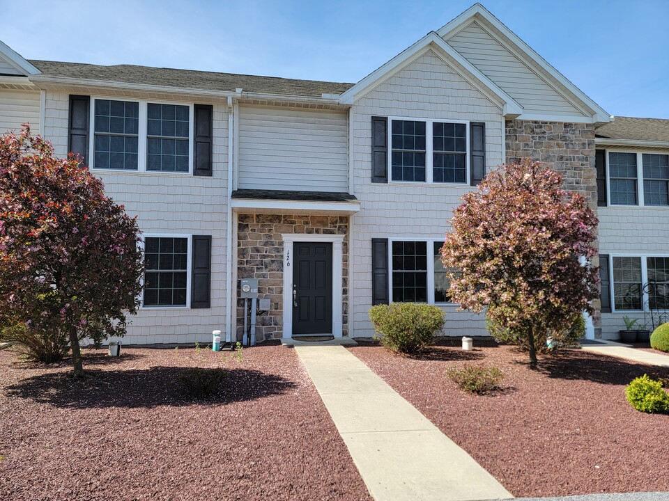 126 Redstone Dr in Denver, PA - Building Photo