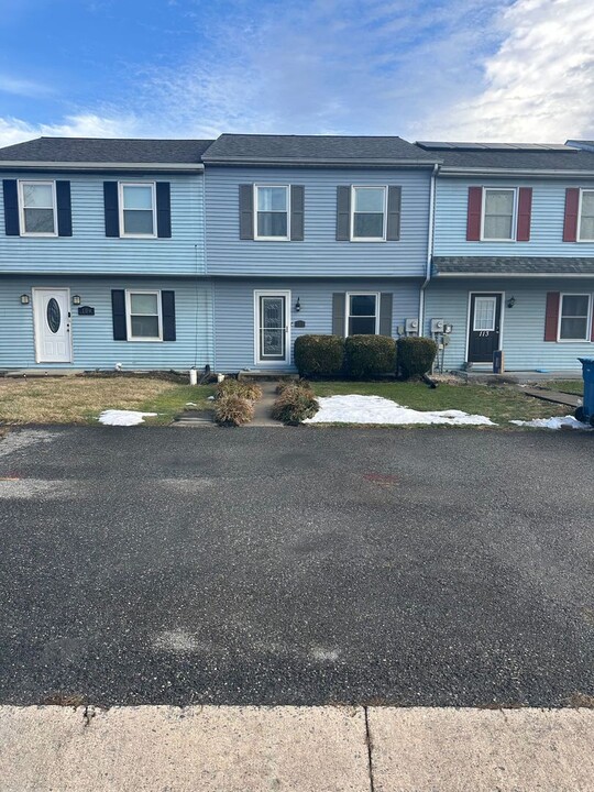 111 Stone House Ln in Columbia, PA - Building Photo