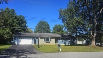 4 Walter Dr in Saratoga Springs, NY - Building Photo