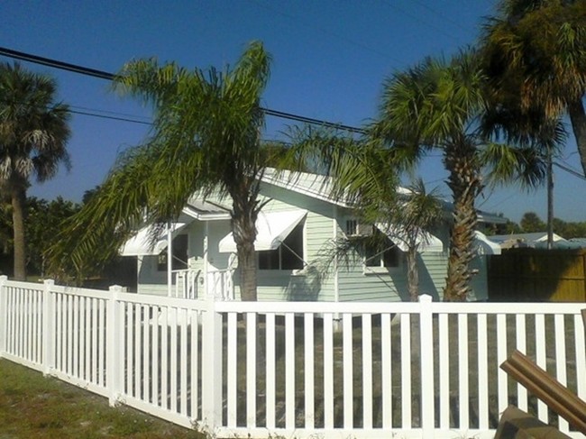 2422 NE Indian River Dr in Jensen Beach, FL - Foto de edificio - Building Photo