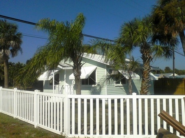 2422 NE Indian River Dr in Jensen Beach, FL - Building Photo - Building Photo