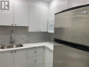 1005 Farmstead Dr in Milton, ON - Building Photo - Building Photo