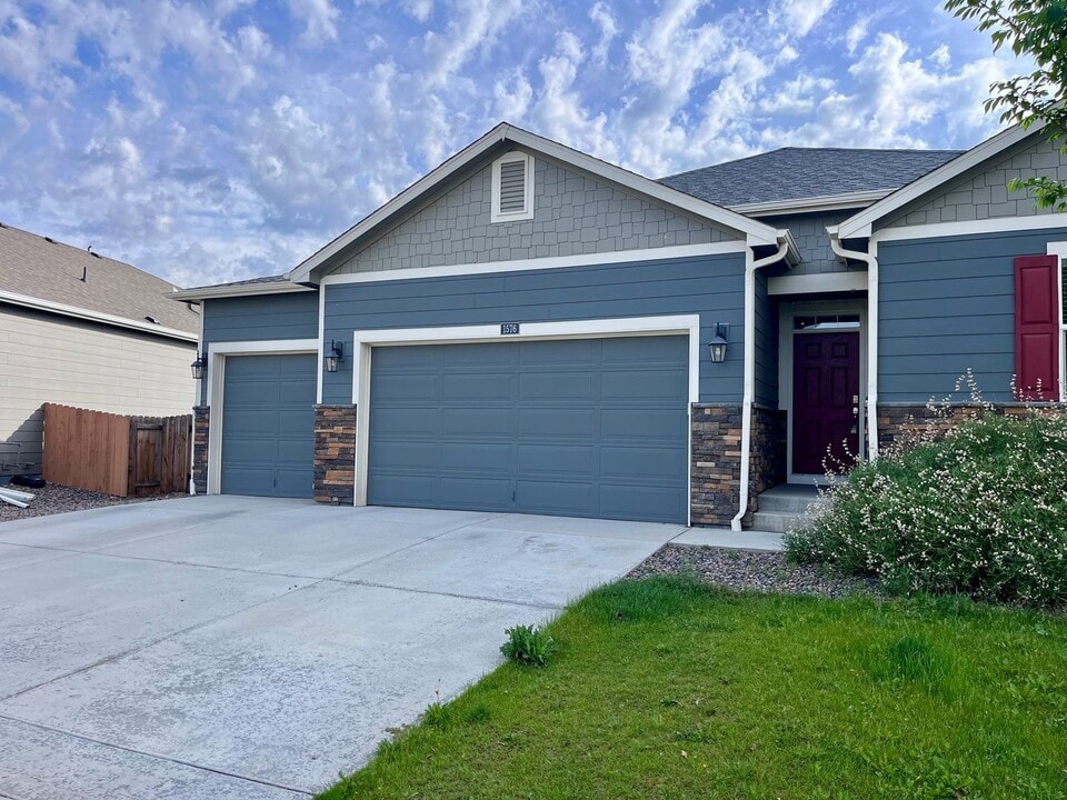 1576 Clarendon Dr in Windsor, CO - Foto de edificio
