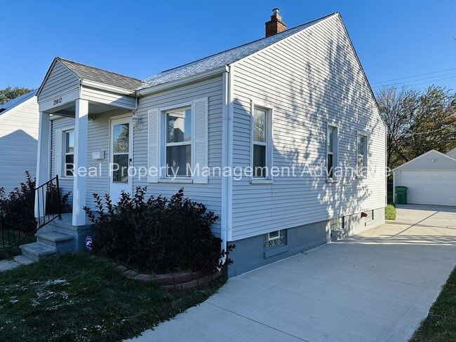 21012 Beechwood Ave in Eastpointe, MI - Building Photo - Building Photo