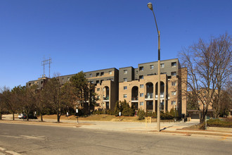 4001-4005 Don Mills Rd in Toronto, ON - Building Photo - Building Photo