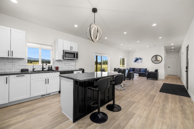 15 Sandy Hl Ter in Columbia Falls, MT - Foto de edificio - Building Photo