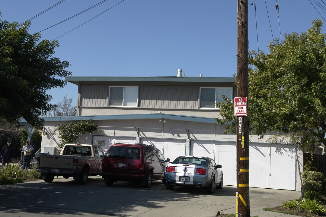 Harris Court in Hayward, CA - Foto de edificio