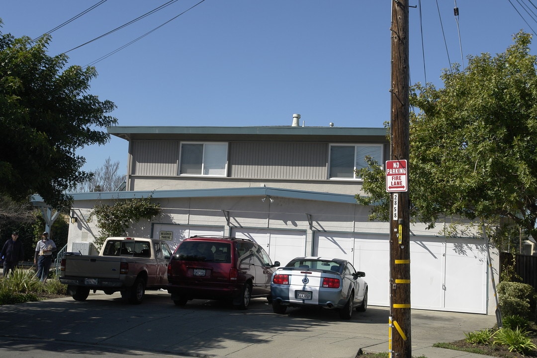 Harris Court in Hayward, CA - Building Photo