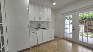 2001 NW 35th St in Oakland Park, FL - Building Photo - Building Photo