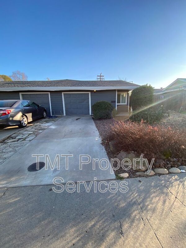 9066 Salmon Falls Dr in Sacramento, CA - Building Photo - Building Photo