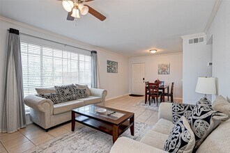 2201 Fountain View Dr in Houston, TX - Foto de edificio - Building Photo