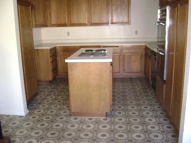 1314 W Apricot Ave in Lompoc, CA - Building Photo - Building Photo