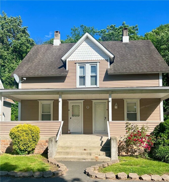 8 Park Ave in Hillburn, NY - Building Photo