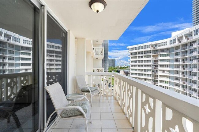 1825 S Ocean Dr in Hallandale Beach, FL - Building Photo - Building Photo