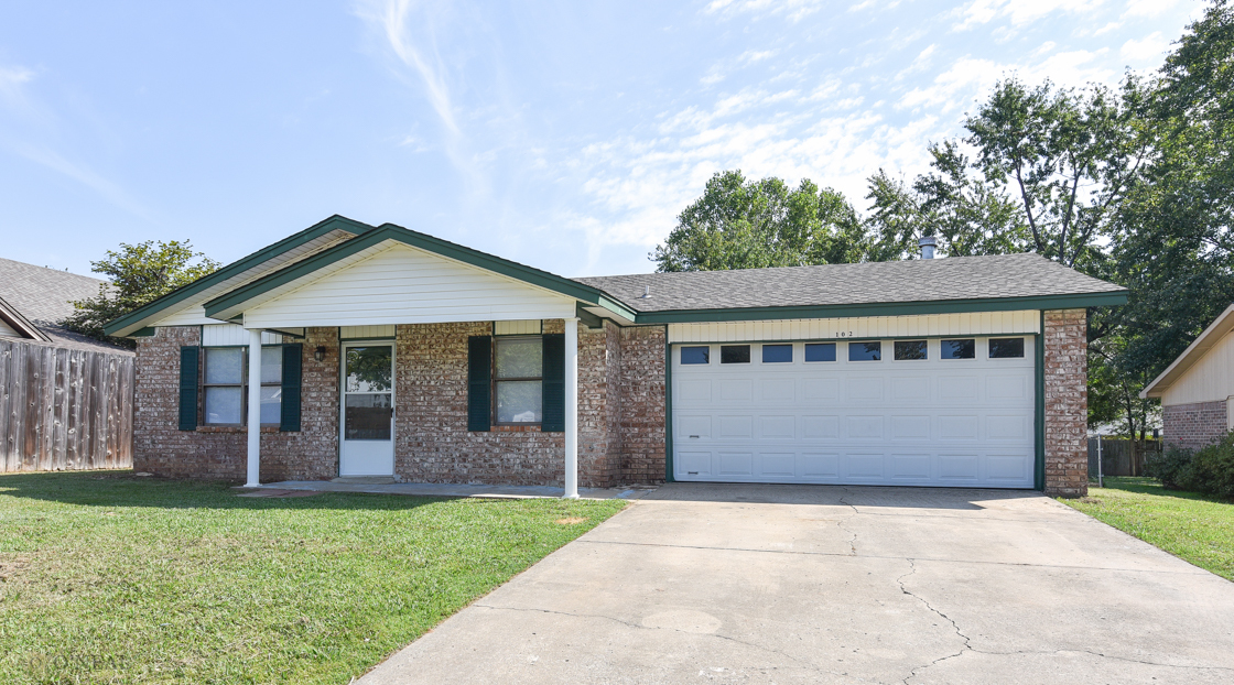 102 Circle A S in Roland, OK - Building Photo