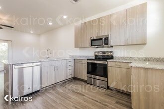 1670 S Razorback Rd in Fayetteville, AR - Building Photo - Building Photo