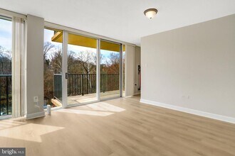 4600 S Four Mile Run Dr in Arlington, VA - Building Photo - Building Photo