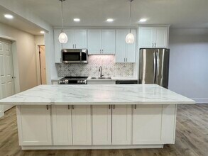 2083 Ascot Dr in Moraga, CA - Foto de edificio - Building Photo