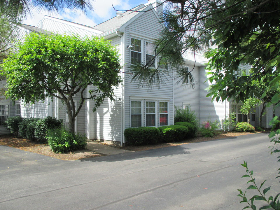 The Club at Lac de Ville in Rochester, NY - Building Photo