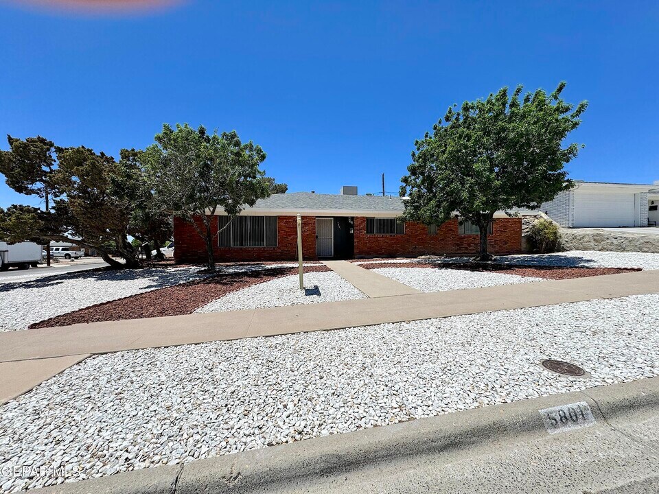 5801 Beaumont Pl in El Paso, TX - Building Photo