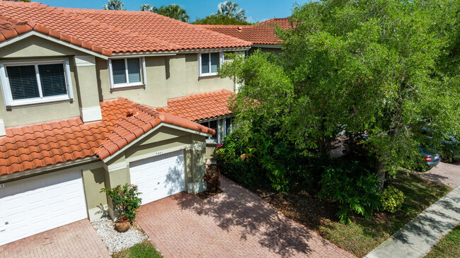 5661 NW 125th Ave in Coral Springs, FL - Foto de edificio - Building Photo