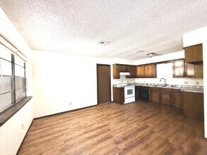 43 Apache St NW in Ardmore, OK - Building Photo - Building Photo