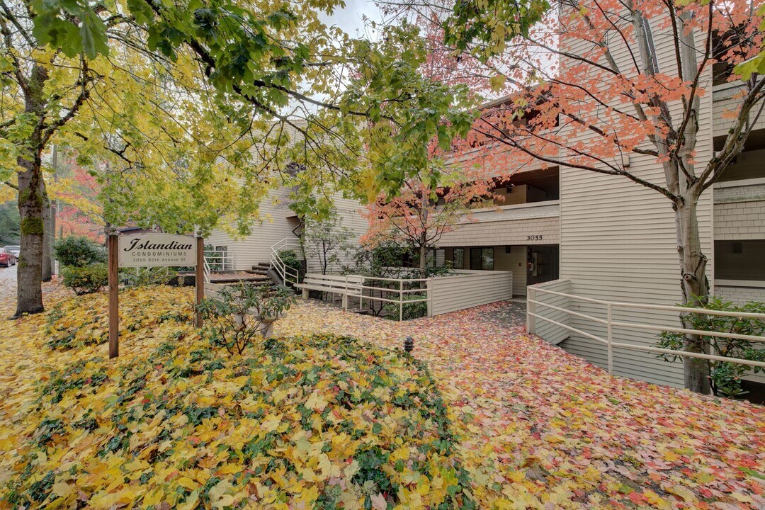 3055 80th Ave SE in Mercer Island, WA - Building Photo