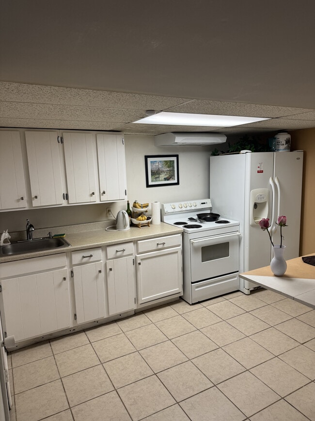 17781 E 13 Mile Rd, Unit Basement Apartment in Fraser, MI - Foto de edificio - Building Photo