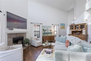 5950 Lindenshire Ln in Dallas, TX - Building Photo