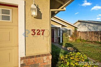 327 Pecan Dr in Ripon, CA - Building Photo - Building Photo