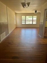 1513 S 2nd St in Floresville, TX - Building Photo - Building Photo