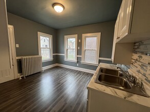 2446 S 6th St, Unit Lower Unit in Milwaukee, WI - Foto de edificio - Building Photo