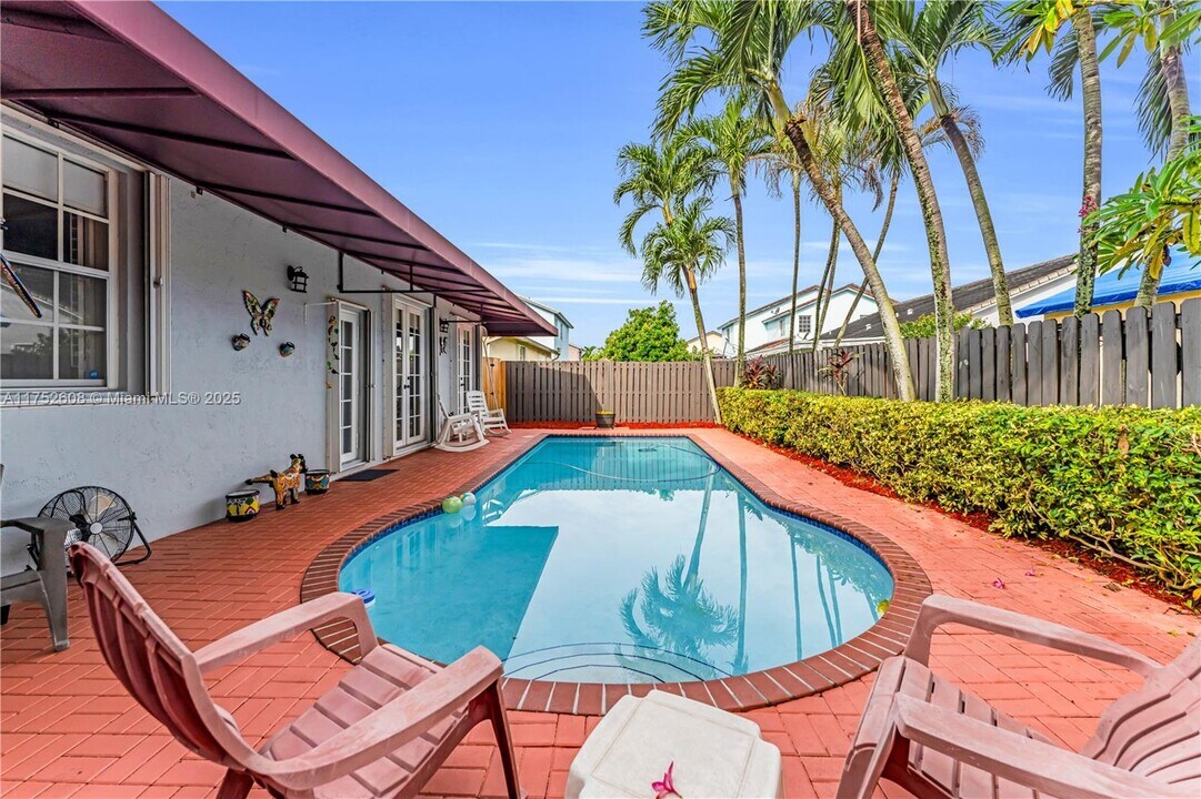 15963 SW 97th Terrace in Miami, FL - Building Photo