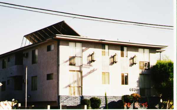 6836 Woodman Ave in Van Nuys, CA - Building Photo - Building Photo