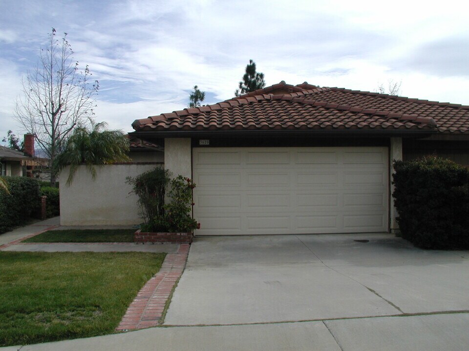 3620 Sunnyside Dr in Yorba Linda, CA - Foto de edificio