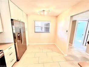 738 Landover Cir-Unit -101 in Naples, FL - Foto de edificio - Building Photo