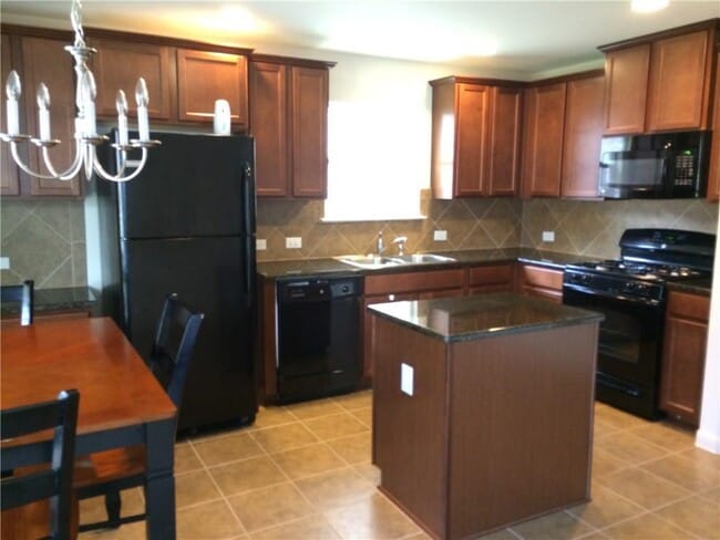 2021 Nestlewood Dr in Austin, TX - Foto de edificio - Building Photo