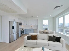 301 Border St, Unit 508 in Boston, MA - Foto de edificio - Building Photo