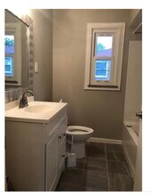 1917 Fulton Rd NW, Unit Duplex lower in Canton, OH - Foto de edificio - Building Photo