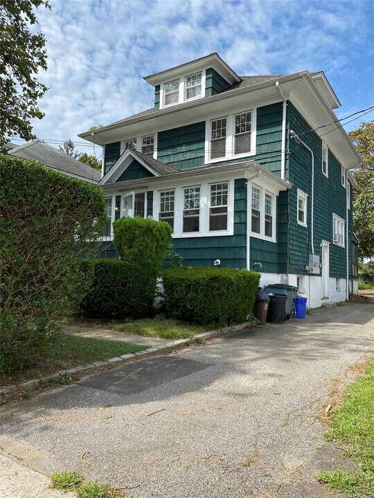 38 Totten Pl in Babylon, NY - Building Photo