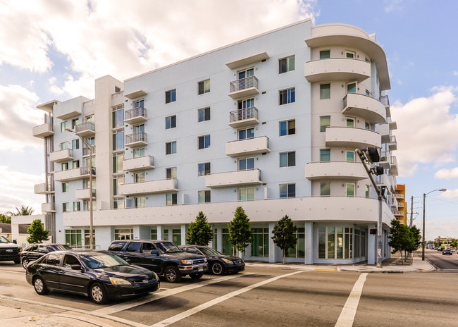Liberty Village in Miami, FL - Foto de edificio - Building Photo