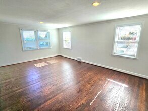 387 Quaker Ln S in West Hartford, CT - Building Photo - Building Photo